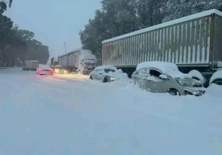 Νότια Αφρική: Σπάνιες χιονοπτώσεις πλήττουν τη χώρα – Έκλεισαν δρόμοι – Εγκλωβισμένοι οδηγοί