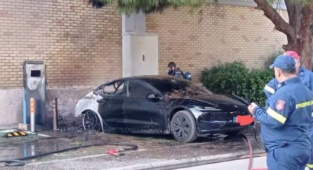 Χαλάνδρι: Τι συνέβη με το Tesla που πήρε φωτιά