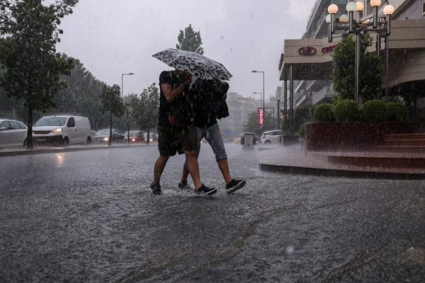 Κακοκαιρία Atena: Μπαράζ μηνυμάτων του 112 σε έξι περιοχές – «Έρχονται επικίνδυνα καιρικά φαινόμενα»