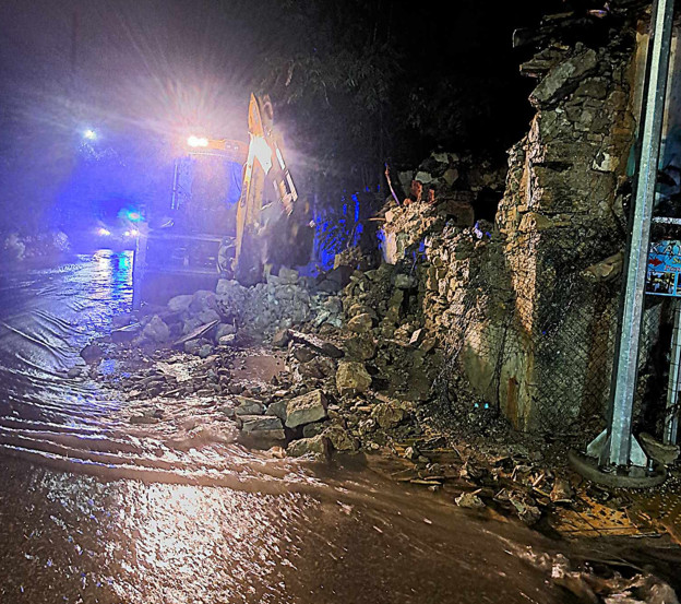 Η κακοκαιρία Atena σάρωσε τη Ζάκυνθο – Απεγκλωβίστηκαν 4 άτομα από αυτοκίνητο