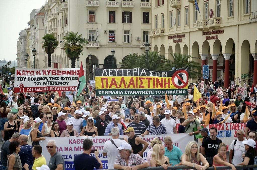 ΔΕΘ: Διαδηλώνουν γιατί «ο λογαριασμός δε βγαίνει, ο μισθός δε φτάνει»