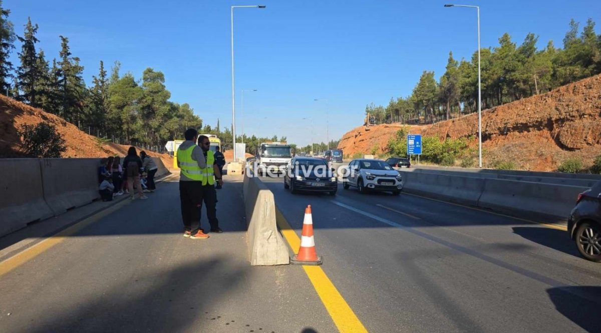 Θεσσαλονίκη: Αναστάτωση σε σχολικό λεωφορείο εν κινήσει – Άνοιξε ο πυροσβεστήρας εντός της καμπίνας