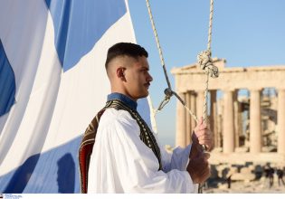 28η Οκτωβρίου: Η έπαρση της ελληνικής σημαίας στον Ιερό Βράχο της Ακρόπολης – Δείτε εικόνες