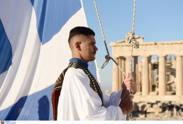 28η Οκτωβρίου: Η έπαρση της ελληνικής σημαίας στον Ιερό Βράχο της Ακρόπολης – Δείτε εικόνες