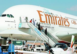 Emirates Airlines: Απαγορεύει βομβητές και φορητούς ασύρματους στις πτήσεις της