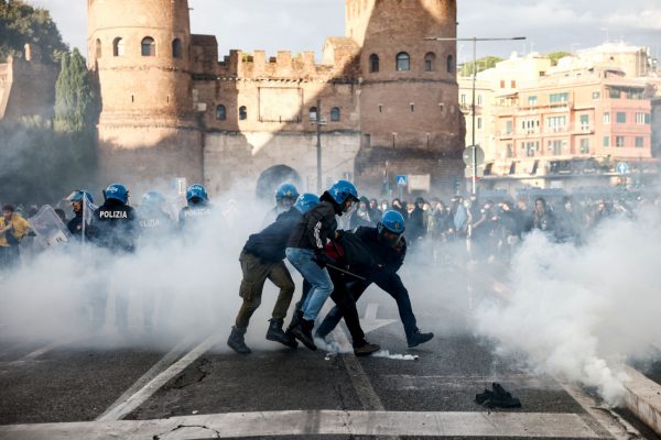 Ιταλία: Χιλιάδες διαδηλωτές και επεισόδια στη Ρώμη σε διαδήλωση υπέρ της Παλαιστίνης που απαγορεύτηκε