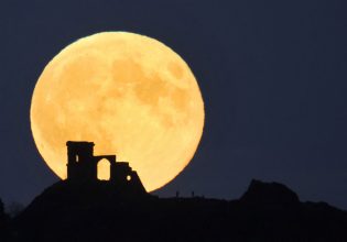 Πανσέληνος Οκτωβρίου: Το μεγάλο και φωτεινό «Φεγγάρι του Κυνηγού» – Εντυπωσιακές εικόνες από την υπερπανσέληνο