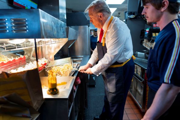 Τραμπ: «Έπιασε» δουλειά σε fast food και τηγάνισε πατάτες για να πικάρει τη Χάρις