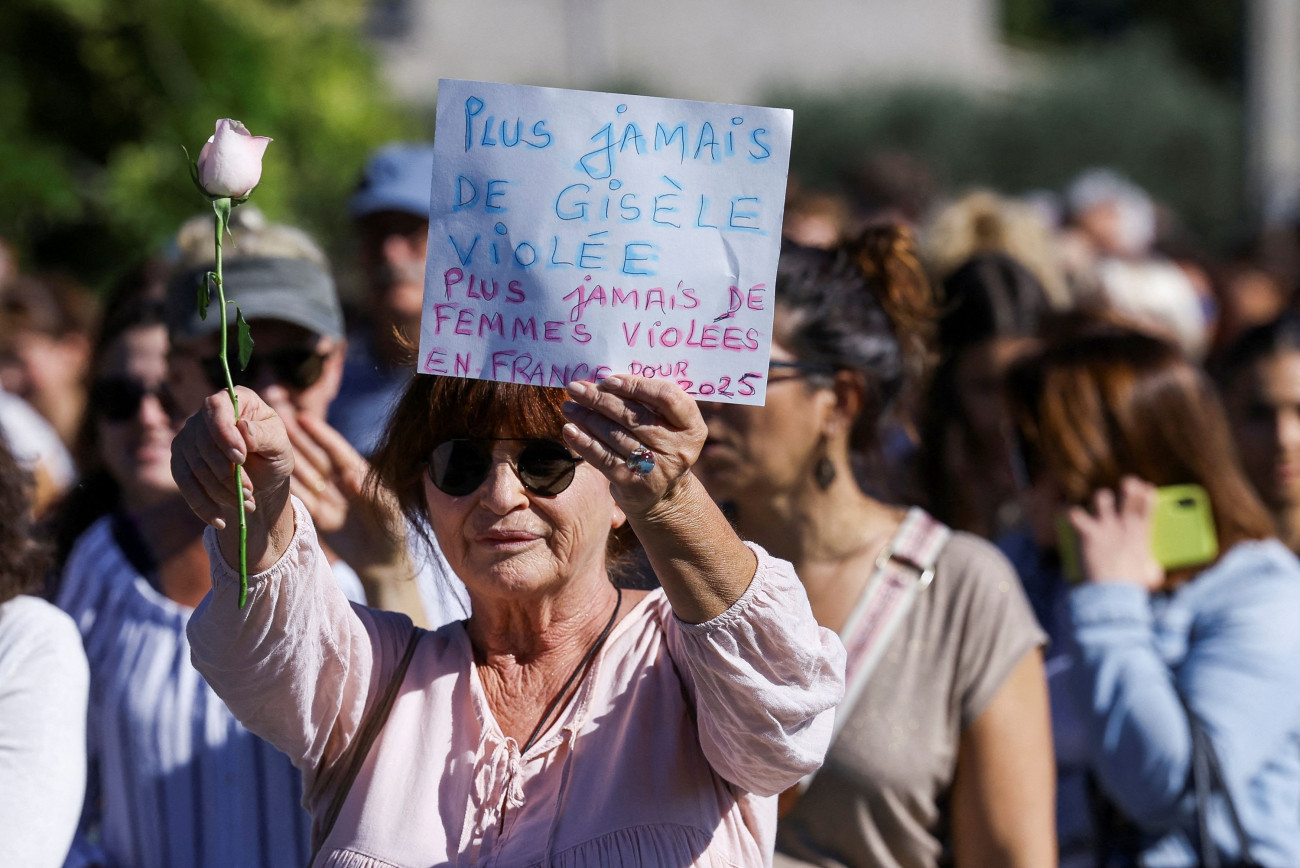 Εικόνα που δείχνει σιωπηλή πορεία υποστήριξης στη Ζιζέλ Πελικό στη Γαλλία