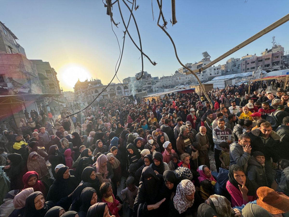 Παλαιστίνιοι συγκεντρώνονται για να αγοράσουν ψωμί από φούρνο στη Χαν Γιουνίς. 