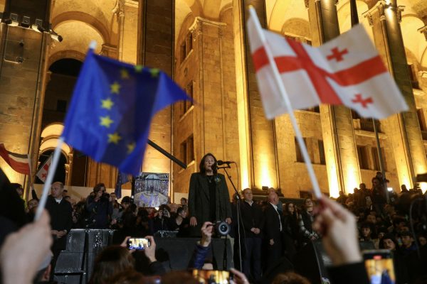 Γεωργία: Χιλιάδες διαδηλωτές μπροστά στην έδρα του κοινοβουλίου στην Τιφλίδα μετά τις εκλογές