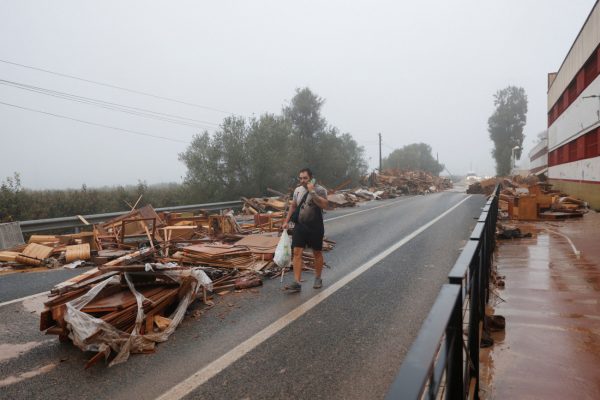 Πλημμύρες στην Ισπανία σκοτώνουν δεκάδες πολίτες – Ποσότητα βροχής ενός έτους μέσα σε 8 ώρες