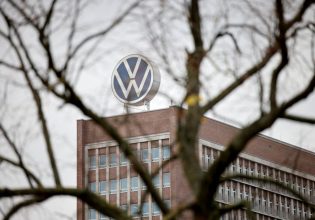 Volkswagen: Σχεδιάζει και περικοπές μισθών – Αντιδρούν τα συνδικάτα