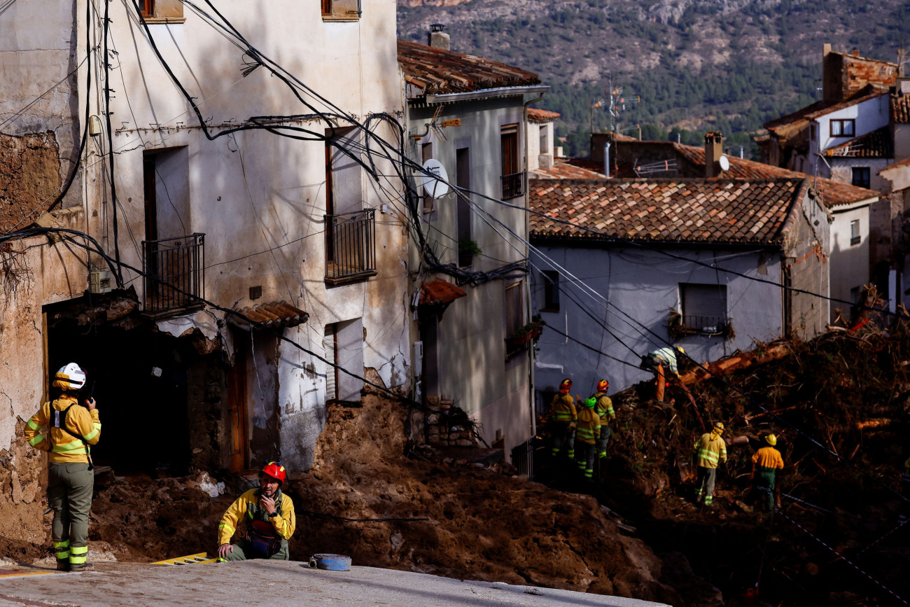 Εικόνα που δείχνει διασώστες στην Ισπανία μετά τις φονικές πλημμύρες