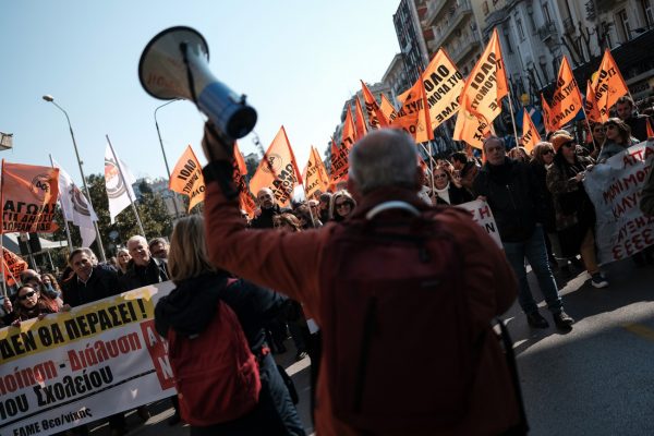 Απεργούν σήμερα οι δάσκαλοι για αυξήσεις στους μισθούς και ενάντια στις συγχωνεύσεις