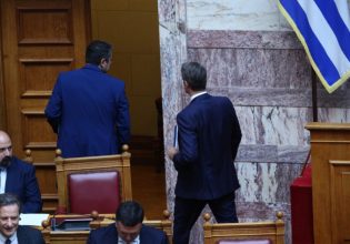 Βουλή: Αποχώρησε ο Μητσοτάκης στην ομιλία Παππά – «Δεν αναγνωρίζω ως εκπρόσωπο της αξιωματικής αντιπολίτευσης έναν πολιτικό καταδικασμένο»