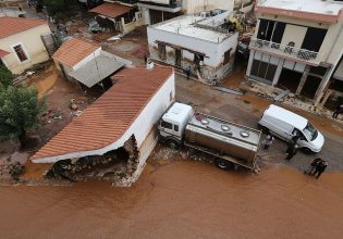 Φονικές πλημμύρες στη Μάνδρα: Καταδικάστηκαν τρεις – Αθώοι για ανθρωποκτονία από αμέλεια, ένοχοι για πλημμελήματα