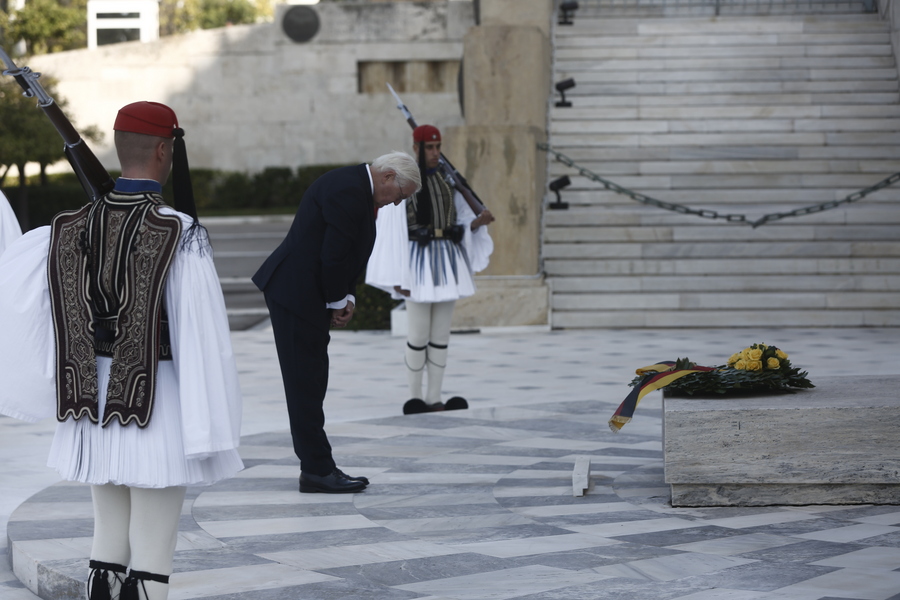 Εικόνα που δείχνει τον Φρανκ-Βάλτερ Σταϊνμάιερ να καταθέτει στεφάνι στο Μνημείο του Αγνώστου Στρατιώτη