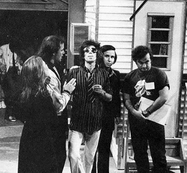 Jane Curtin, Bill Murray, Keith Richards, Paul Shaffer και John Belushi στο σετ Saturday Night Live