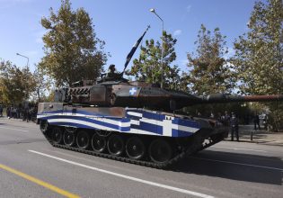 Θεσσαλονίκη: Ολοκληρώνονται οι τριήμεροι εορτασμοί με τη στρατιωτική παρέλαση στη Λεωφόρο Μεγάλου Αλεξάνδρου