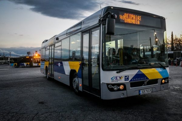 ΟΑΣΑ: Τραγελαφικό περιστατικό σε λεωφορείο – Οδηγός κατέβασε εθελοντή πυροσβέστη λόγω των… παπουτσιών του