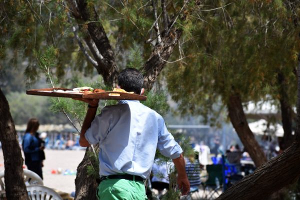 Νέα Αριστερά: Να μην θεωρούνται εισόδημα τα φιλοδωρήματα σε εργαζόμενους στον επισιτισμό