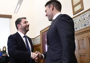 Εκλογές ΠΑΣΟΚ: Συνεχάρη τον Ανδρουλάκη ο Κασσελάκης – «Συγχαρητήρια για τις άψογες δημοκρατικές διαδικασίες»