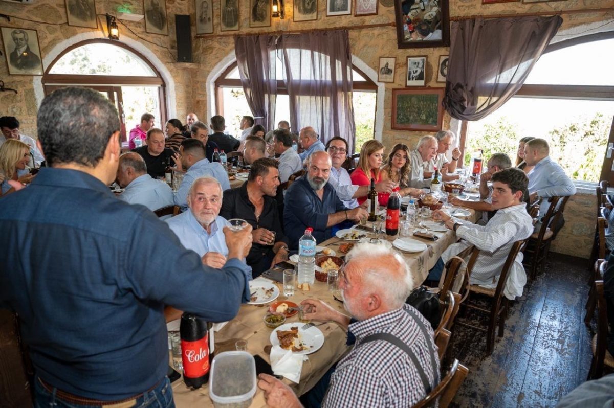 Μάζεψε κόσμο και κοσμάκη το ρακοκάζανο του Αυγενάκη