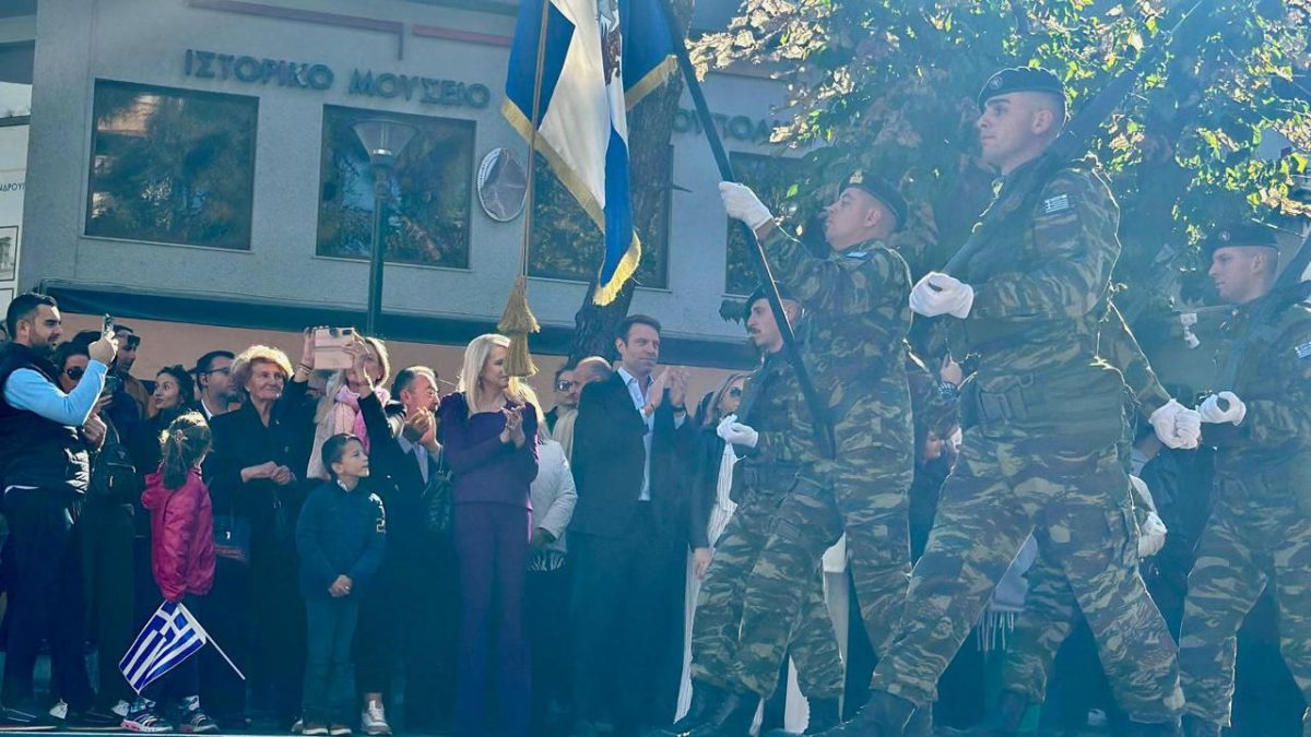 Ο Στέφανος Κασσελάκης χειροκρότησε όσους συμμετείχαν στην παρέλαση. 