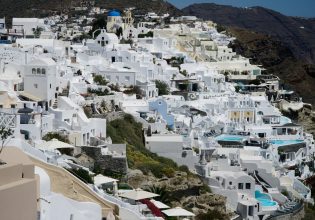 Μύκονος – Σαντορίνη: Πώς κινήθηκε ο τουρισμός τον Αύγουστο – Τα δεδομένα για το φθινόπωρο [πίνακας]