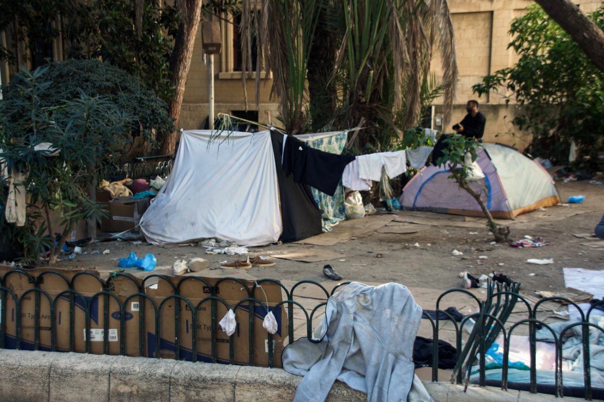 Πρόσφυγες στη Ρόδο: Συνεχίζονται οι εικόνες απαξίωσης – Κοιμούνται σε χαρτόκουτα, χωρίς κουβέρτες