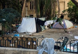 Πρόσφυγες στη Ρόδο: Συνεχίζονται οι εικόνες απαξίωσης – Κοιμούνται σε χαρτόκουτα, χωρίς κουβέρτες