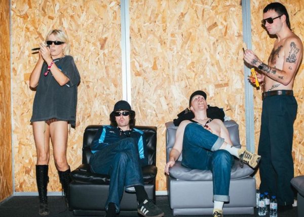 Amyl and the Sniffers: Ισοπεδωτικές live εμφανίσεις και rock ‘n’ roll συμπεριφορά