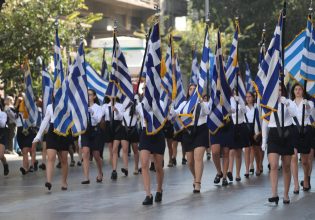 Θεσσαλονίκη: Πλήθος κόσμου στη μαθητική παρέλαση στο κέντρο της πόλης – Δείτε φωτογραφίες