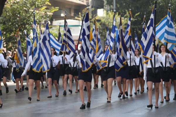 Θεσσαλονίκη: Πλήθος κόσμου στη μαθητική παρέλαση στο κέντρο της πόλης – Δείτε φωτογραφίες