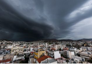 Κακοκαιρία: Η Cassandra «χτυπά» την Εύβοια – Φωτιές ξέσπασαν από κεραυνούς, ποτάμια έγιναν οι δρόμοι