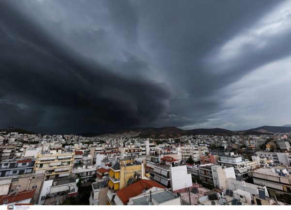 Κακοκαιρία Cassandra: Σκοτείνιασε ο ουρανός της Αττικής – «Καμπανάκι» για καταιγίδες σε δυτικά και βόρεια