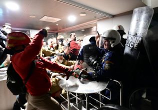 Εποχικοί Πυροσβέστες: Επέμβαση των ΜΑΤ στο υπουργείο Πολιτικής Προστασίας – Χημικά και επεισόδια