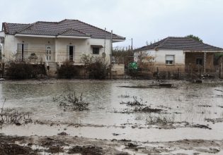 Κακοκαιρία: Η Cassandra «χτυπά» την Εύβοια – Φωτιές ξέσπασαν από κεραυνούς, ποτάμια έγιναν οι δρόμοι