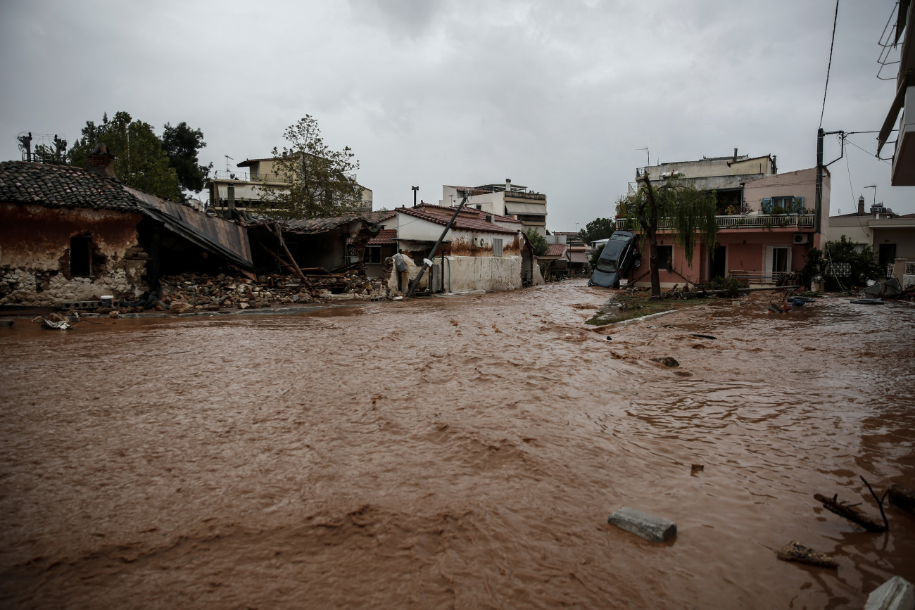 Εικόνα που δείχνει πλημμυρισμένους δρόμους στη Μάνδρα το 2017