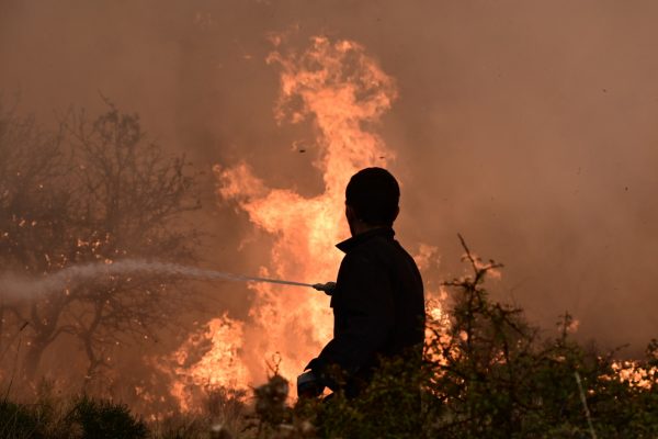 Φωτιά στην Κορινθία: Εφιάλτης δίχως τέλος – Μάχη με τις διάσπαρτες εστίες