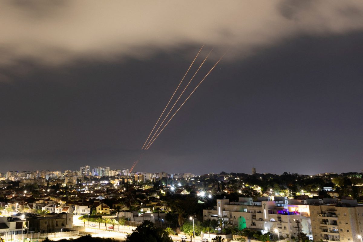 «Κόκκινος» συναγερμός σε εμπόριο και βιομηχανία – Ποιες οι επιπτώσεις ενός πολέμου Ιράν – Ισραήλ