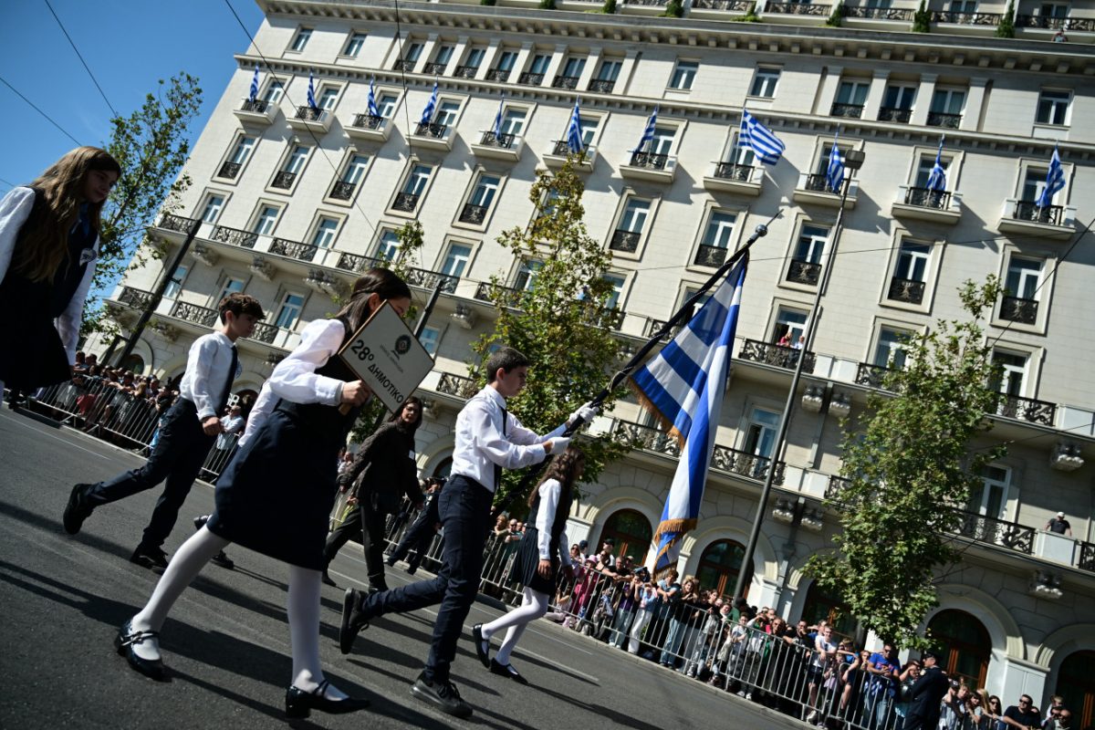 28η Οκτωβρίου: Σε εξέλιξη η μαθητική παρέλαση στην Αθήνα – Πλήθος κόσμου