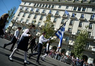 28η Οκτωβρίου: Σε εξέλιξη η μαθητική παρέλαση στην Αθήνα – Πλήθος κόσμου