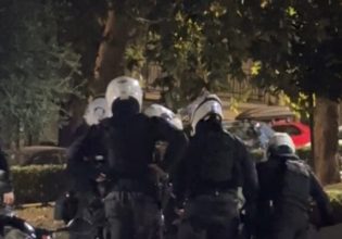 Θεσσαλονίκη: Αστυνομική βία και δύο συλλήψεις – Ανάμεσά τους ο πατέρας μωρού που ζητούσε να μην το ακουμπούν