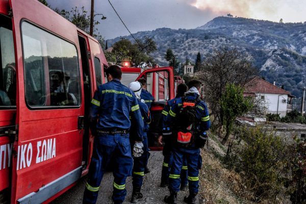 Φωτιά στην Κορινθία: Νέο μήνυμα 112 για εκκένωση της περιοχής Σοφιανά – Άνοιξε η Εθνική