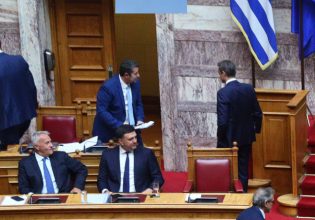 ΝΔ: ο αντίπαλος εξ ευωνύμων και ο «πειρασμός» εκ δεξιών