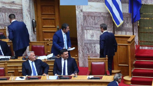 ΝΔ: ο αντίπαλος εξ ευωνύμων και ο «πειρασμός» εκ δεξιών