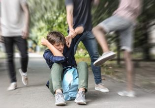 «Τού επιτέθηκαν στα καλά καθούμενα» – Τι υποστήριξε ο πατέρας 17χρονου που δέχθηκε επίθεση από συμμαθητές του