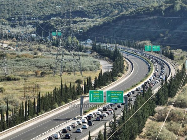 Κίνηση: Επιστρέφουν οι εκδρομείς του τριημέρου – Ουρές χιλιομέτρων έξω από τη Λαμία